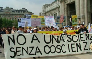 Giornata mondiale Aids, aumento del 50% delle morti tra gli adolescenti e sperimentazione animale