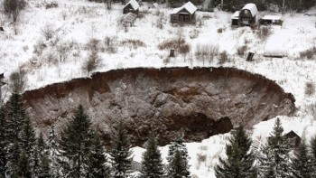 Russia: gigantesca voragine si apre negli Urali